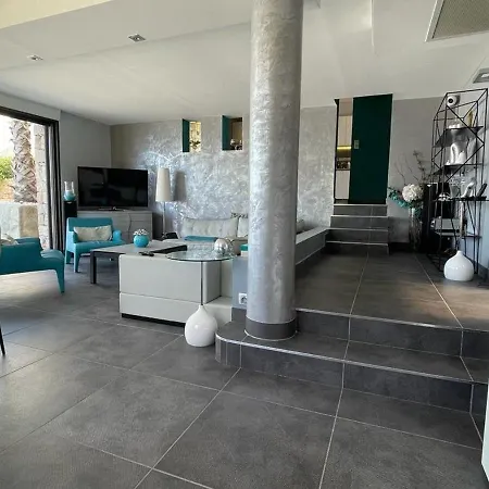 Villa En Bord De Mer Avec Piscine Interieure Et Vues Splendides Sur La Mediterranee Et Citadelle De Calvi - Fr-1-719-4